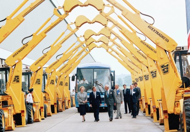 the-managing-director-of-jcb-welcomes-the-pro-business-thatcher-with-a-ceremonial-arch-of-mechanical-diggers-in-1987
