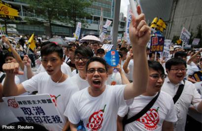 reuters_salesmenprotest