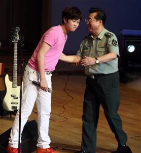 Li Tianyi and his father Li Shuangjiang, a general of the Chinese People's Liberation Army who gained fame singing revolutional songs decades ago